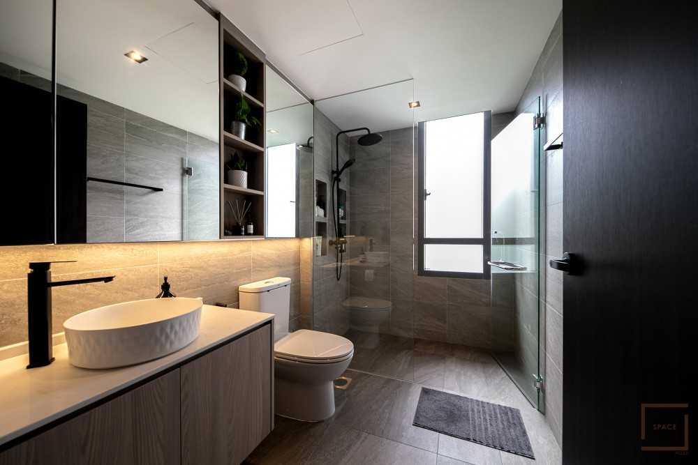 Contemporary Bathroom with Mirror and Bathroom Storage