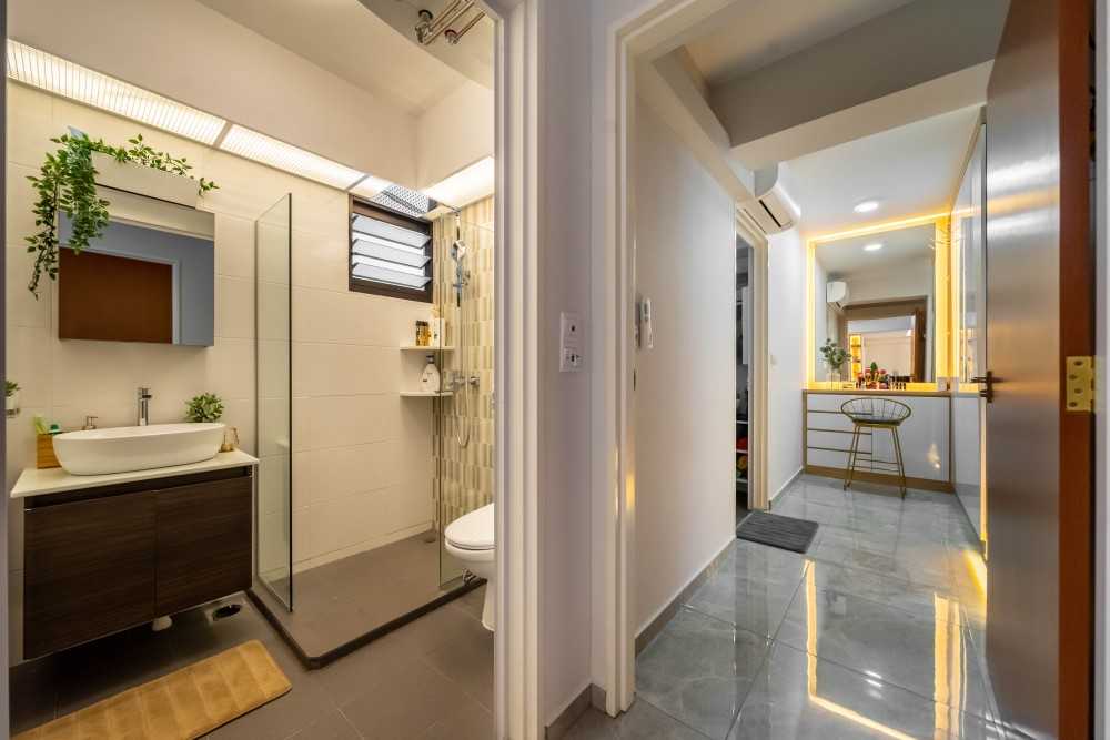 Scandinavian Bathroom with Homogeneous Tiles and Mirror