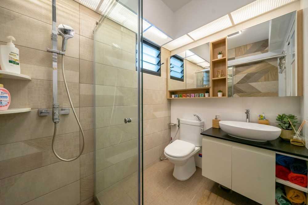 Scandinavian Bathroom with Homogeneous Tiles and Mirror