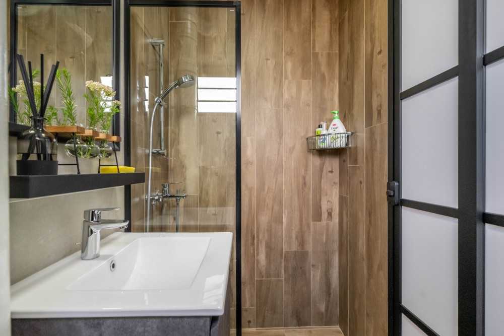 Scandinavian Bathroom with Homogeneous Tiles and Mirror