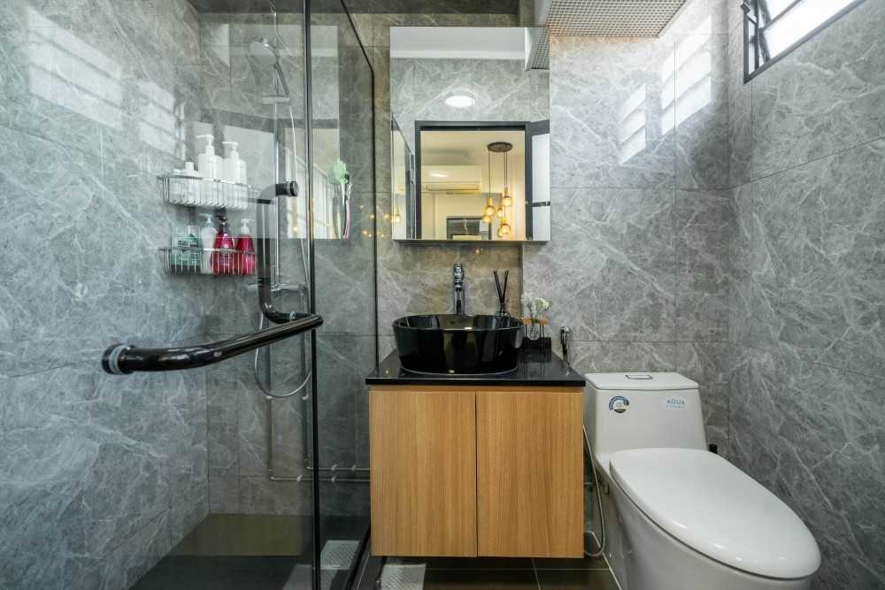Scandinavian Bathroom with Countertop and Vinyl Flooring