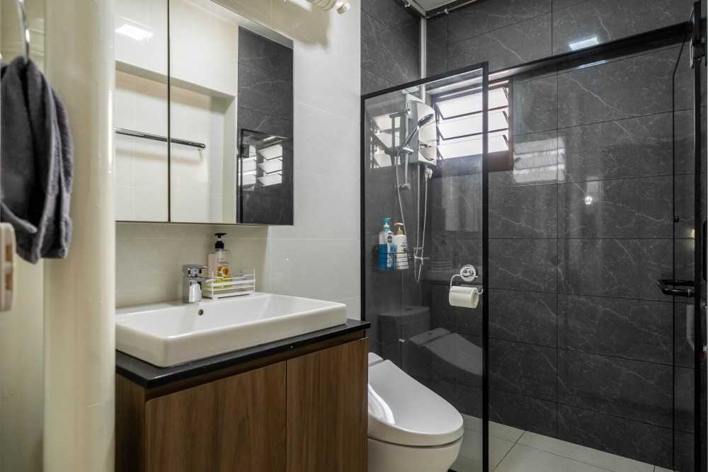 Contemporary Bathroom with Homogeneous Tiles and Shower Screen