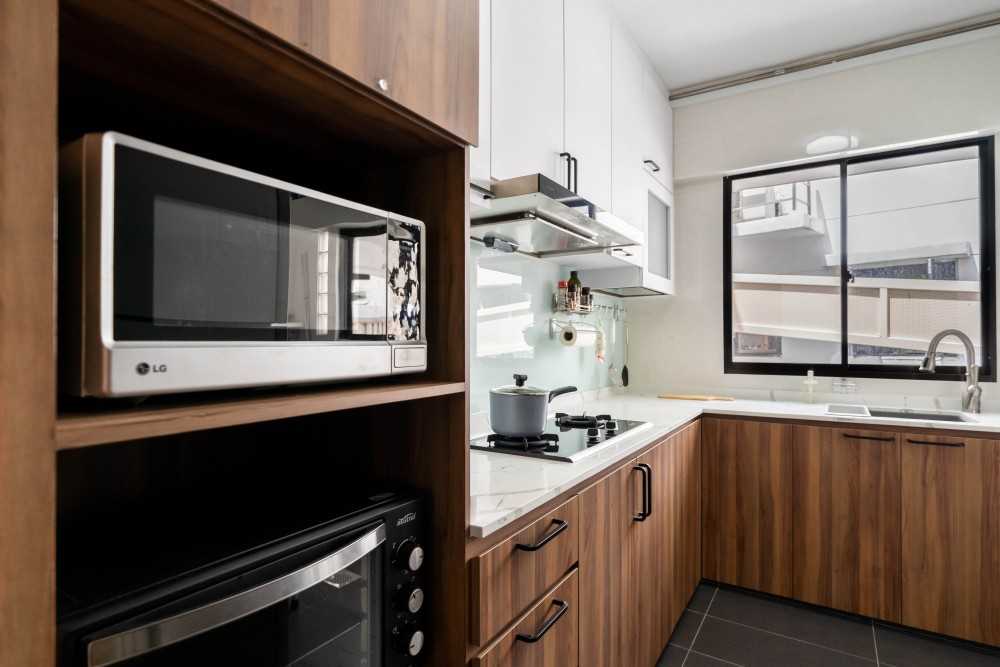 Contemporary Kitchen with Countertop and Kitchen Backsplash