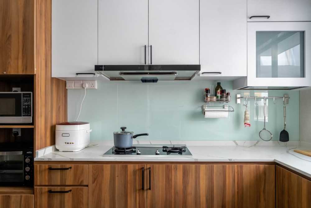 Contemporary Kitchen with Breakfast Counter and Kitchen Backsplash