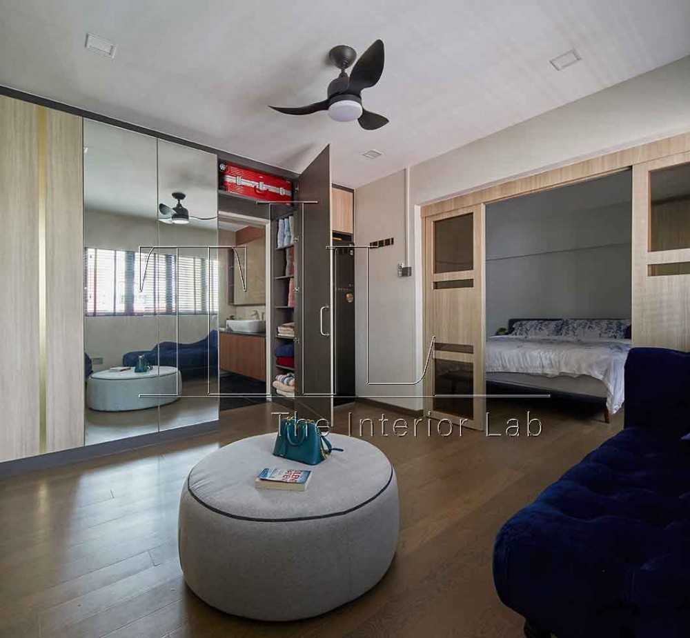 Contemporary Walk-in Wardrobe with Mirror and Wardrobe