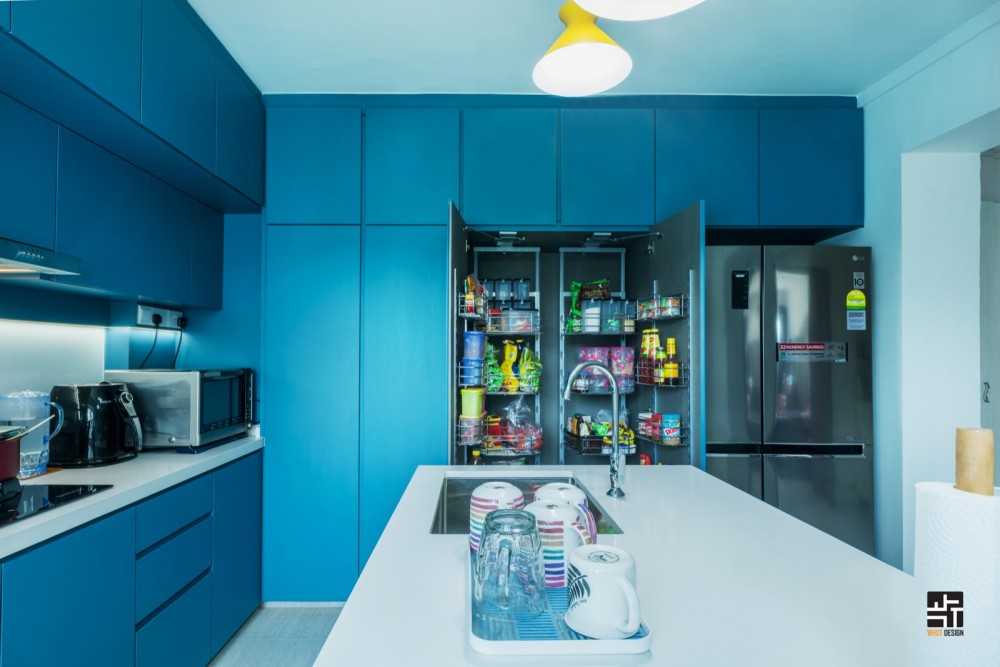 Modern Kitchen with Countertop and Homogeneous Tiles