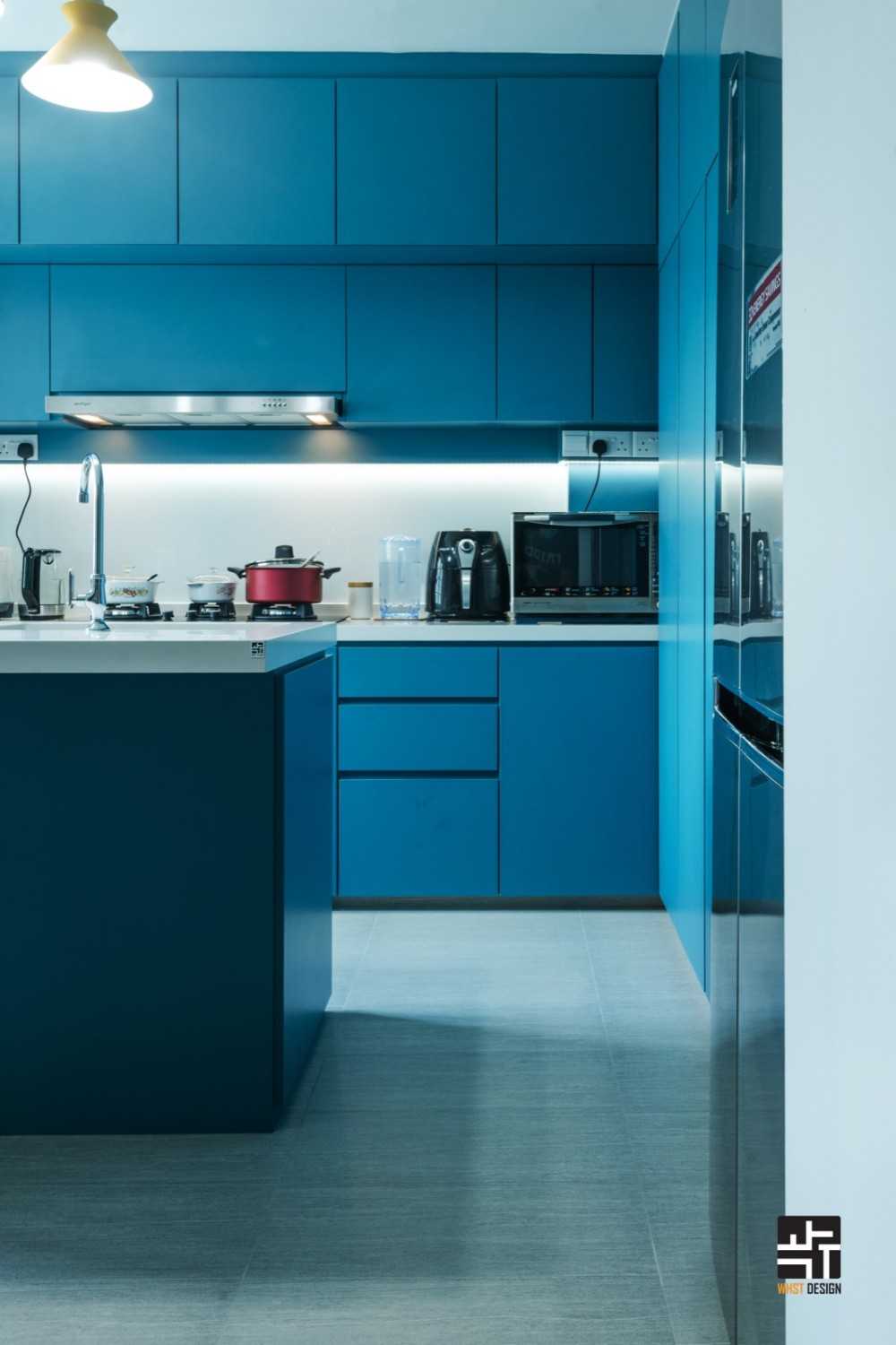 Modern Kitchen with Countertop and Homogeneous Tiles