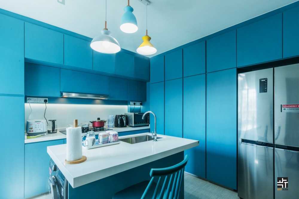 Modern Kitchen with Countertop and Homogeneous Tiles