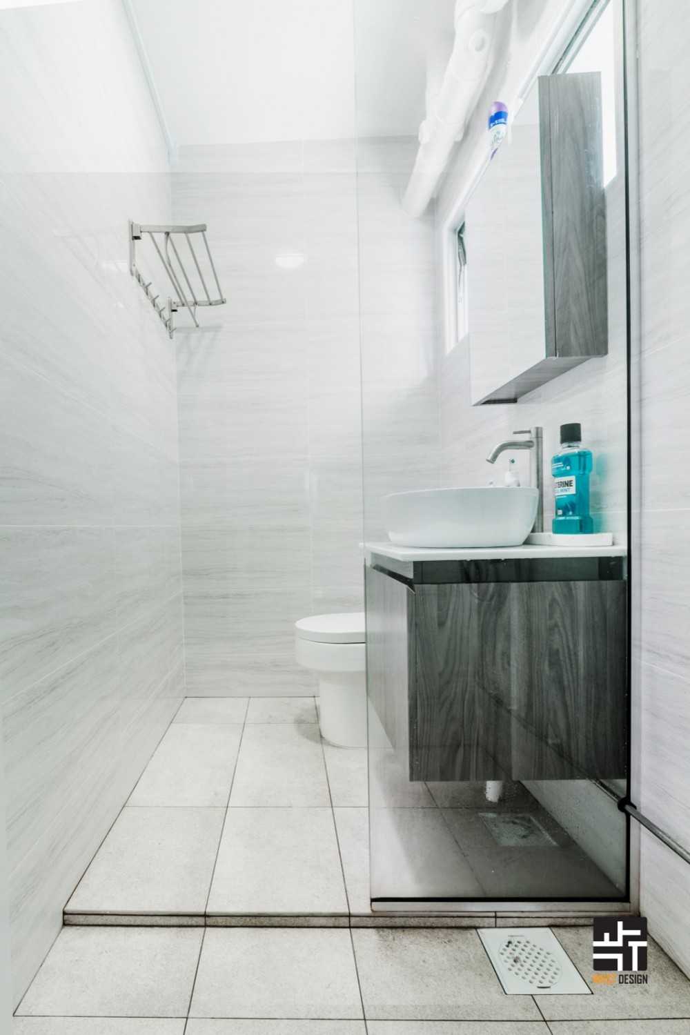 Modern Bathroom with Countertop and Homogeneous Tiles