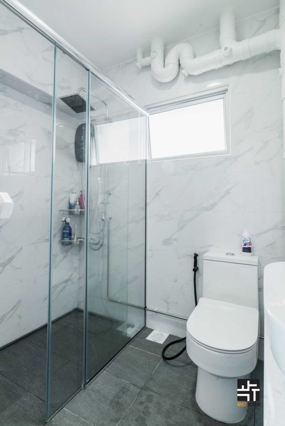 Modern Bathroom with Homogeneous Tiles and Shower Screen