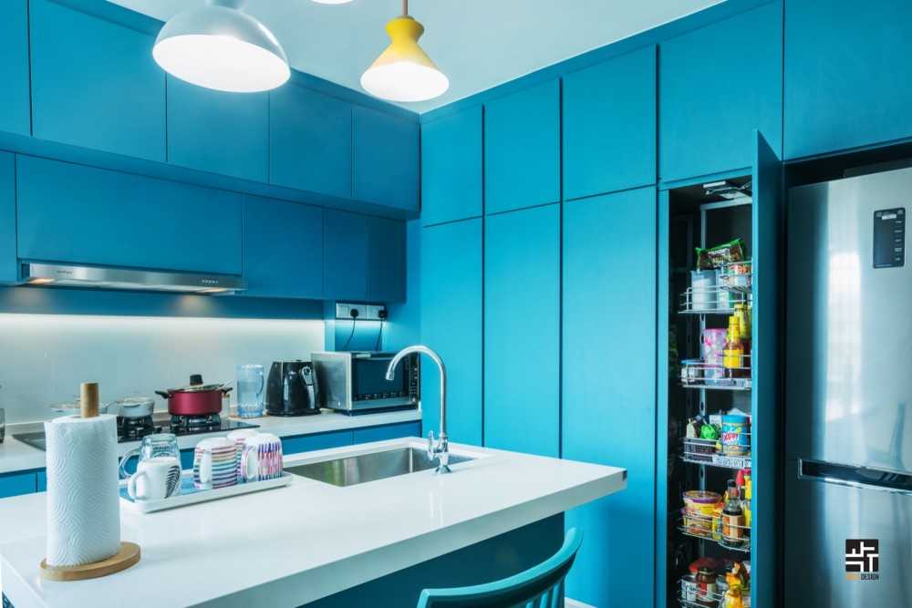 Modern Kitchen with Countertop and Homogeneous Tiles