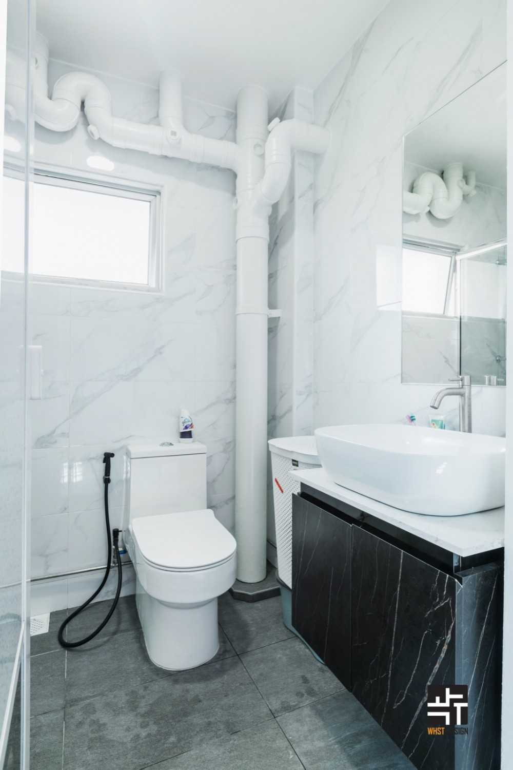 Modern Bathroom with Countertop and Homogeneous Tiles