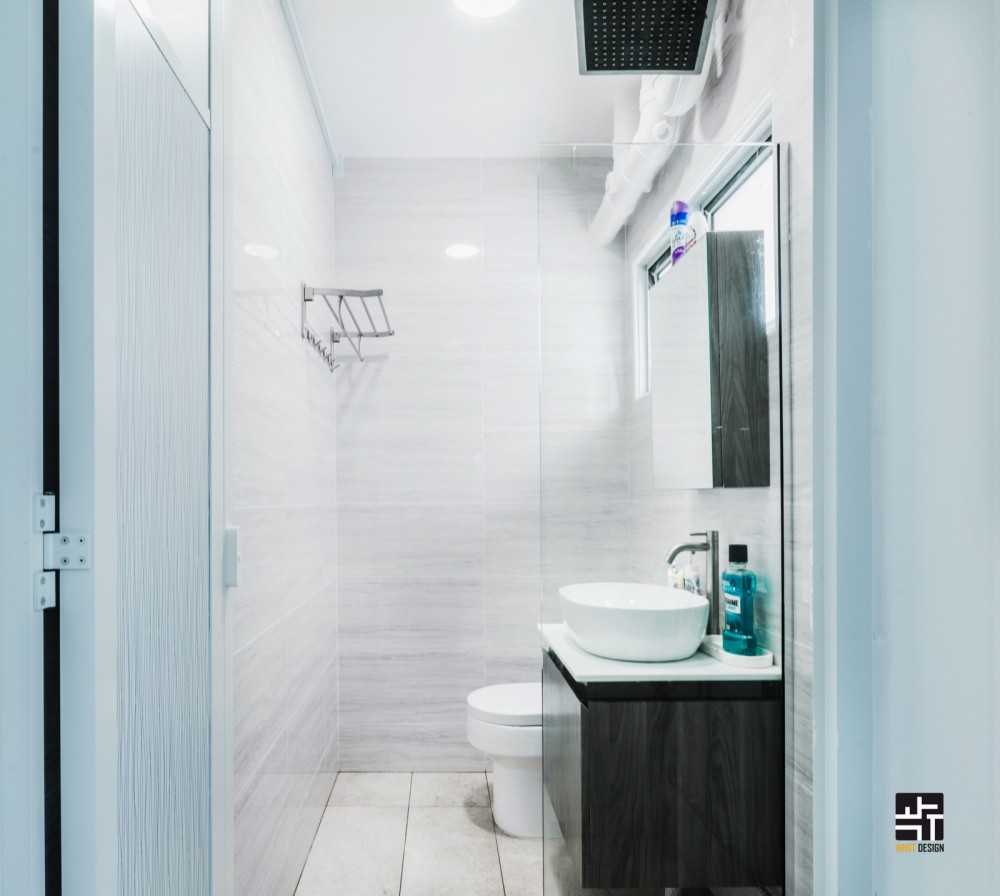 Modern Bathroom with Countertop and Homogeneous Tiles