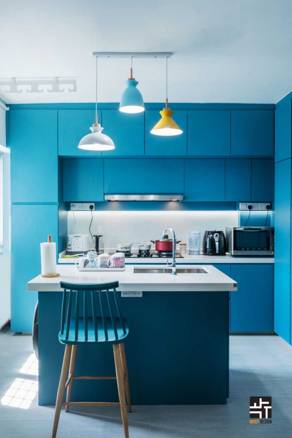 Modern Kitchen with Countertop and Kitchen Island