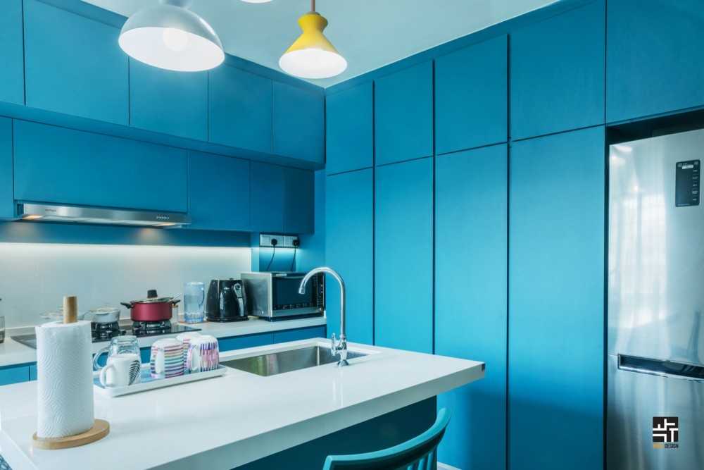 Modern Kitchen with Countertop and Homogeneous Tiles