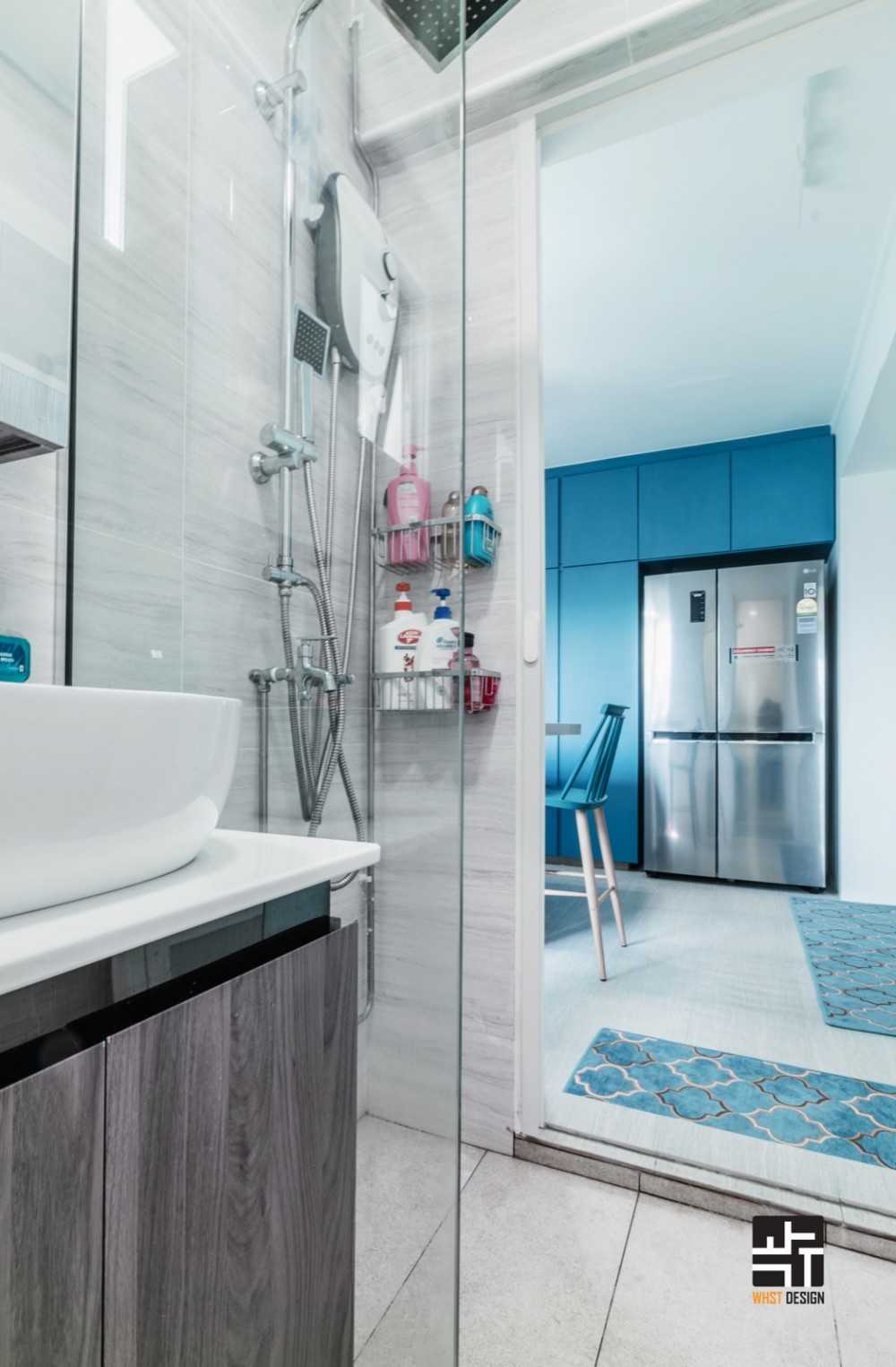 Modern Bathroom with Countertop and Homogeneous Tiles
