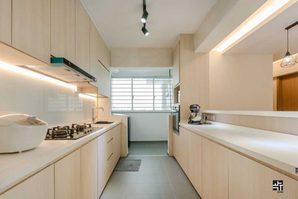 Contemporary Kitchen with Countertop and Homogeneous Tiles