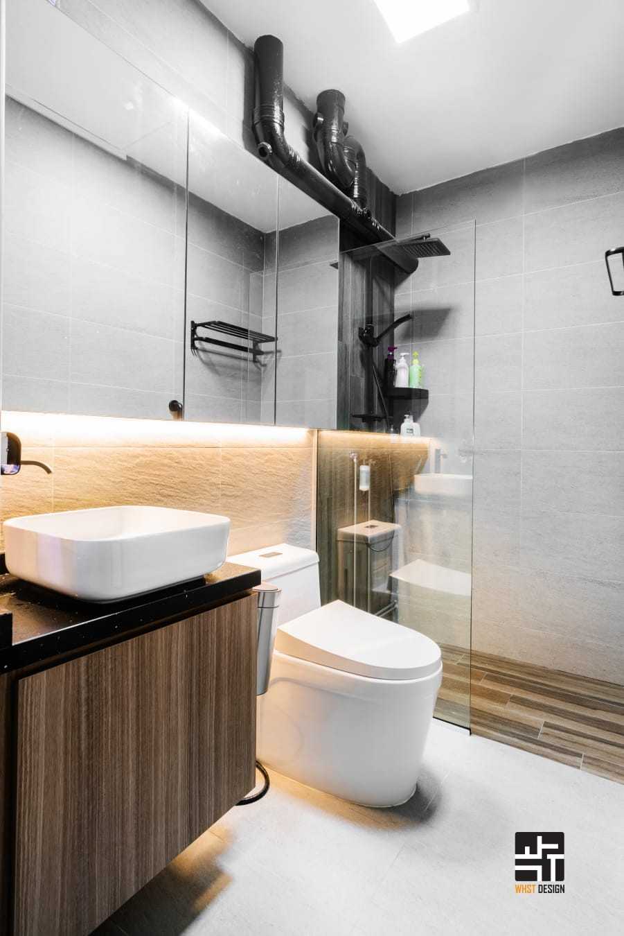 Industrial Bathroom with Countertop and Homogeneous Tiles