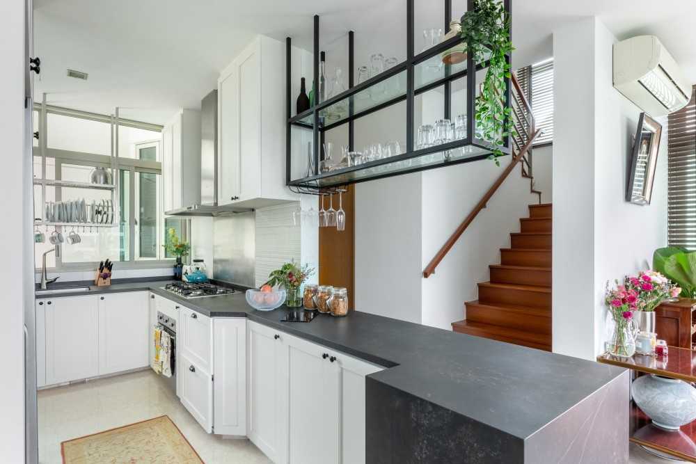 Modern Kitchen with Marble Floor and Open Kitchen