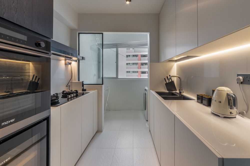 Modern Kitchen with Countertop and Homogeneous Tiles