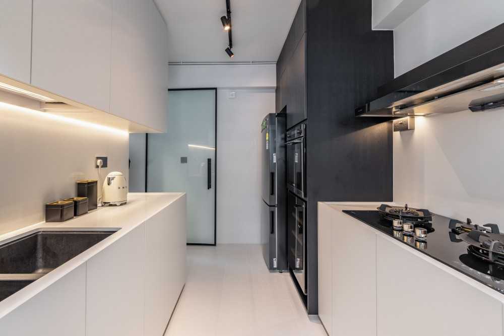 Modern Kitchen with Countertop and Homogeneous Tiles