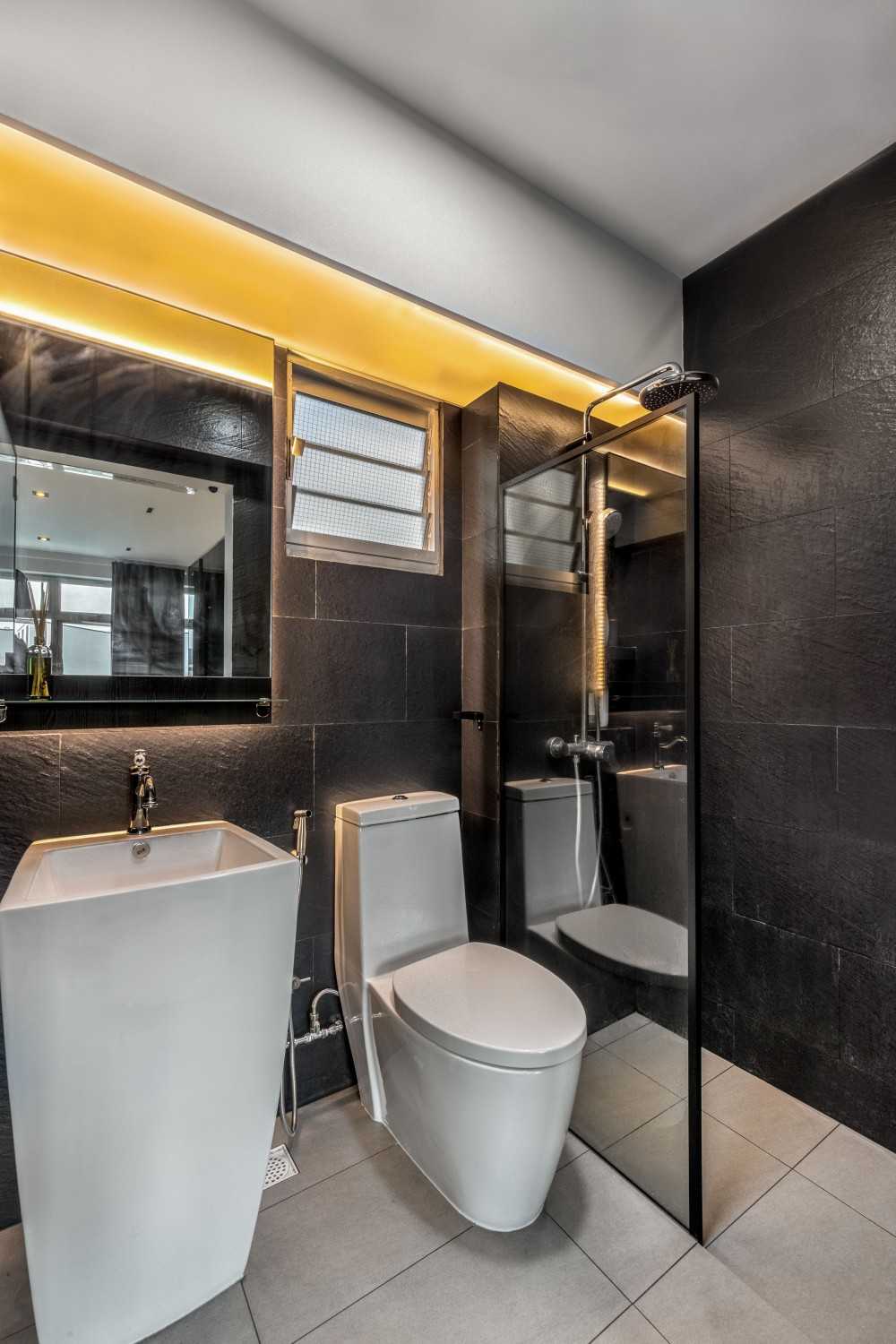 Modern Bathroom with Homogeneous Tiles and Mirror