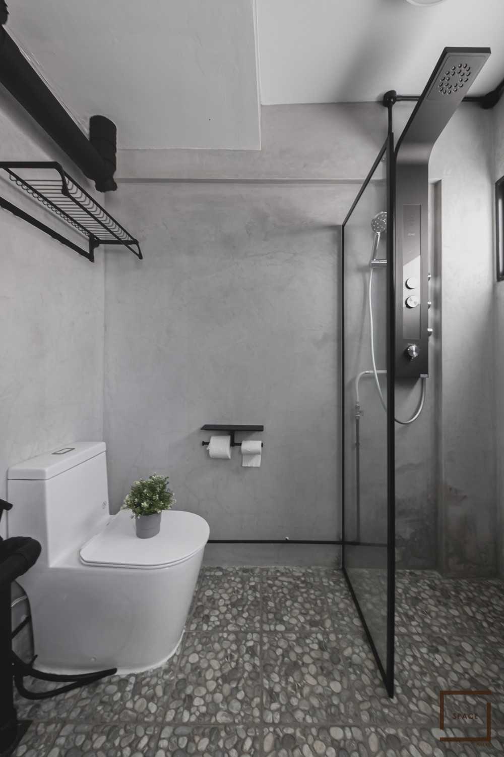 Industrial Bathroom with Bathroom Tap and Toilet Bowl