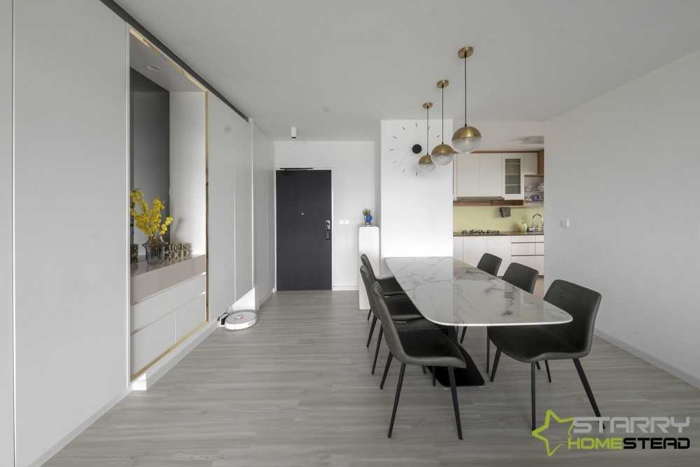 Scandinavian Dining Room with Dining Table and Dining Chairs