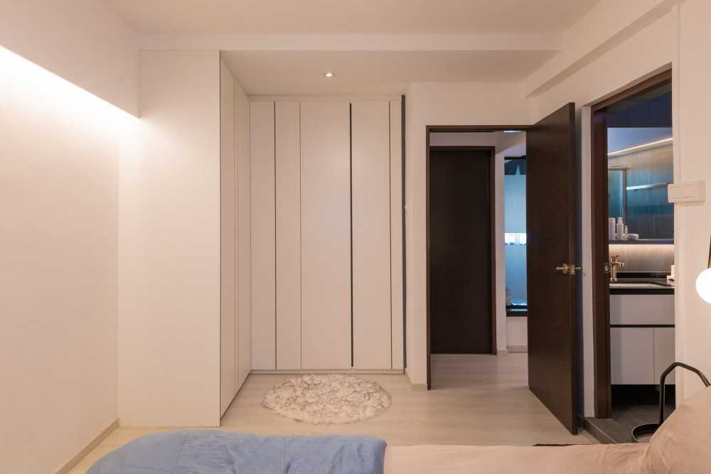 Eclectic Bedroom with Homogeneous Tiles and Marble Floor