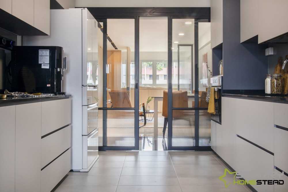 Modern Kitchen with Oven and Refrigerator