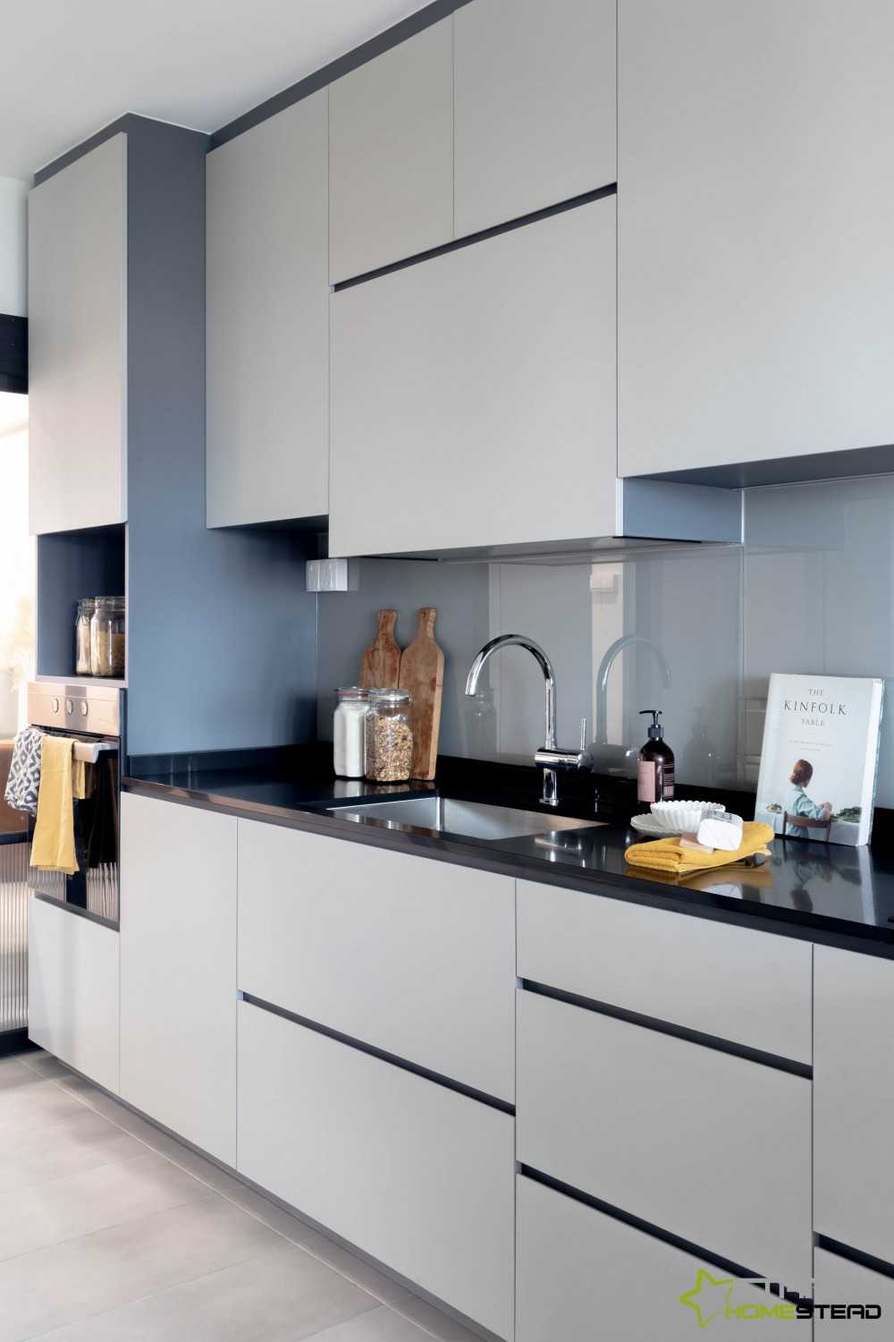 Modern Kitchen with Kitchen Tap and Flooring
