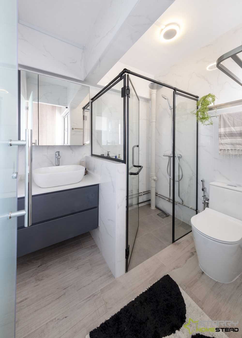 Modern Bathroom with Bathroom Tap and Toilet Bowl