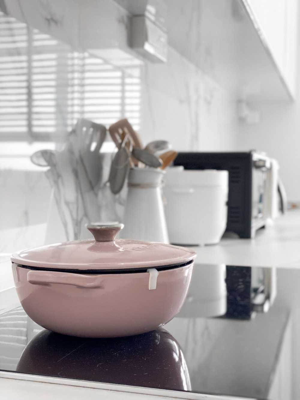Minimalist Kitchen with Kitchen Backsplash and Kitchen Accessories