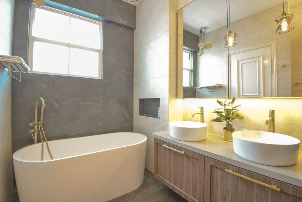 Modern Bathroom with Countertop and Mirror