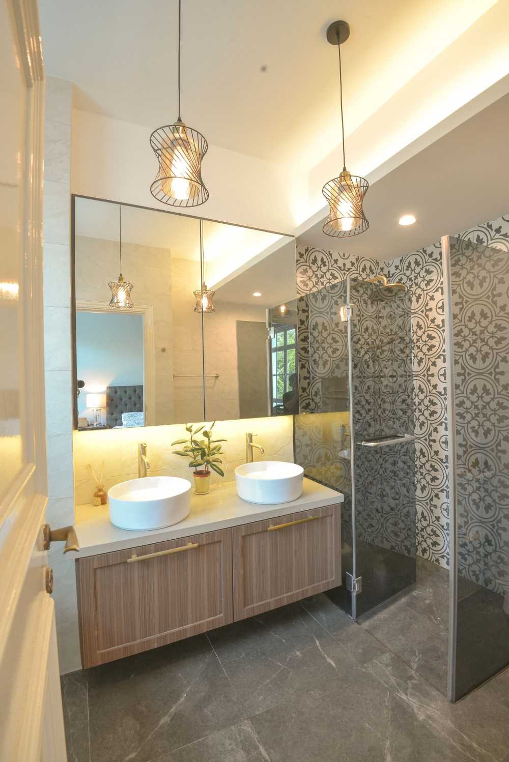 Modern Bathroom with Countertop and Homogeneous Tiles