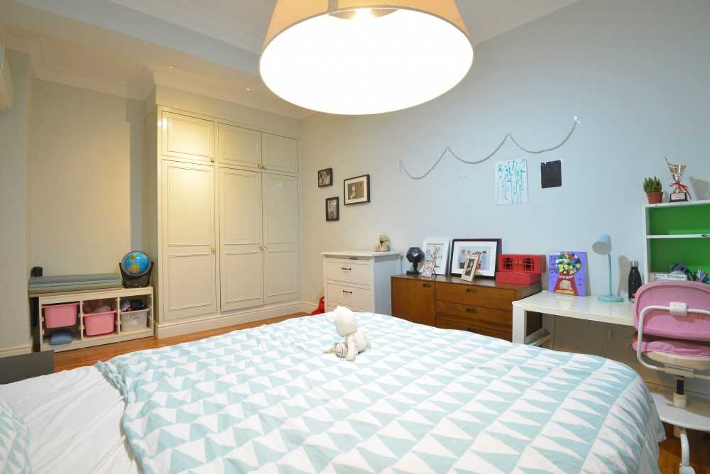 Modern Kids Room with Bookshelf and Platform Bed