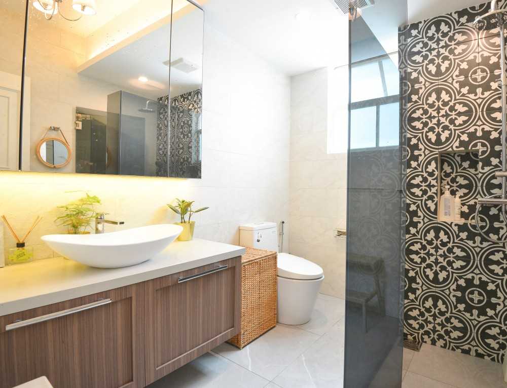 Modern Bathroom with Countertop and Mirror