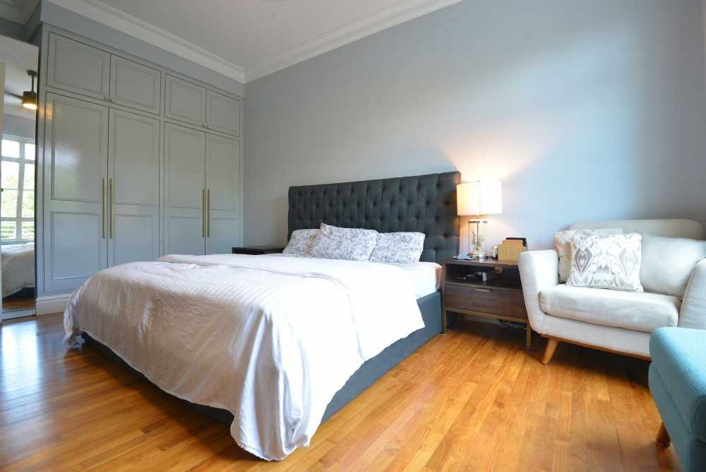 Modern Bedroom with Vinyl Flooring and Wardrobe