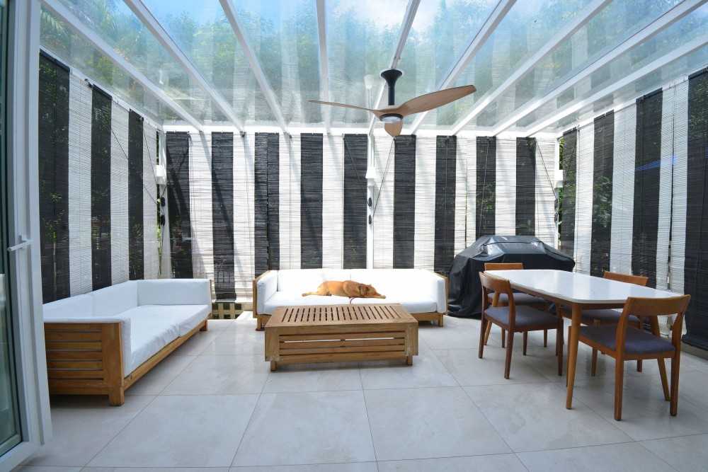 Modern Foyer with Sofa and Dining Table