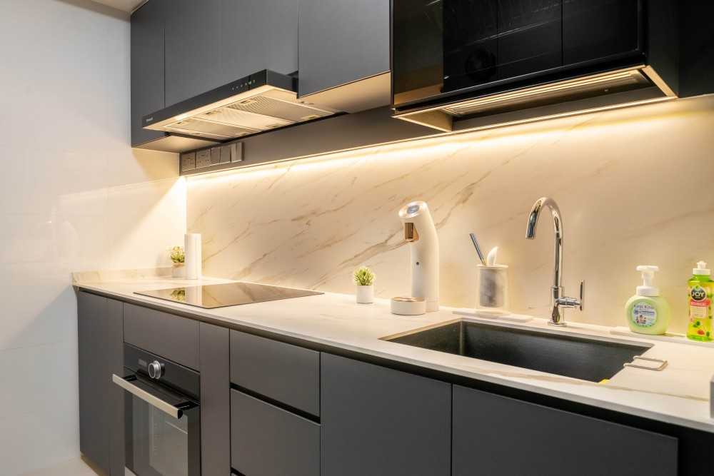 Modern Kitchen with Kitchen Island and Kitchen Backsplash