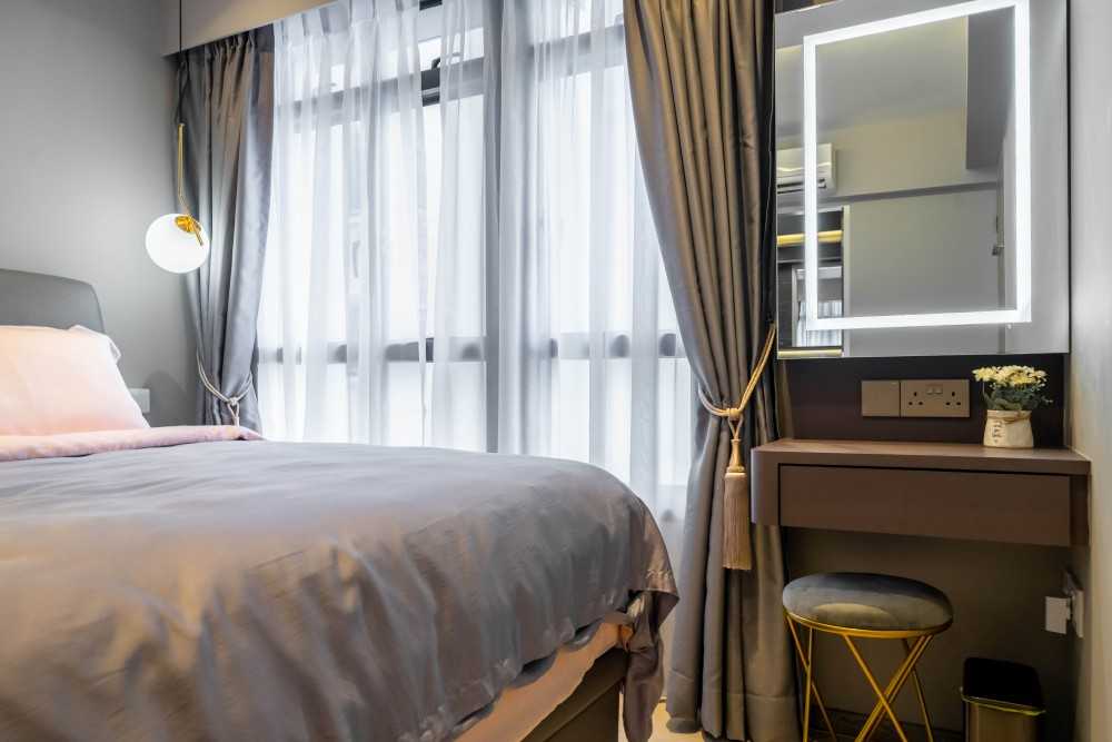 Modern Bedroom with Mirror and Bedroom Dresser