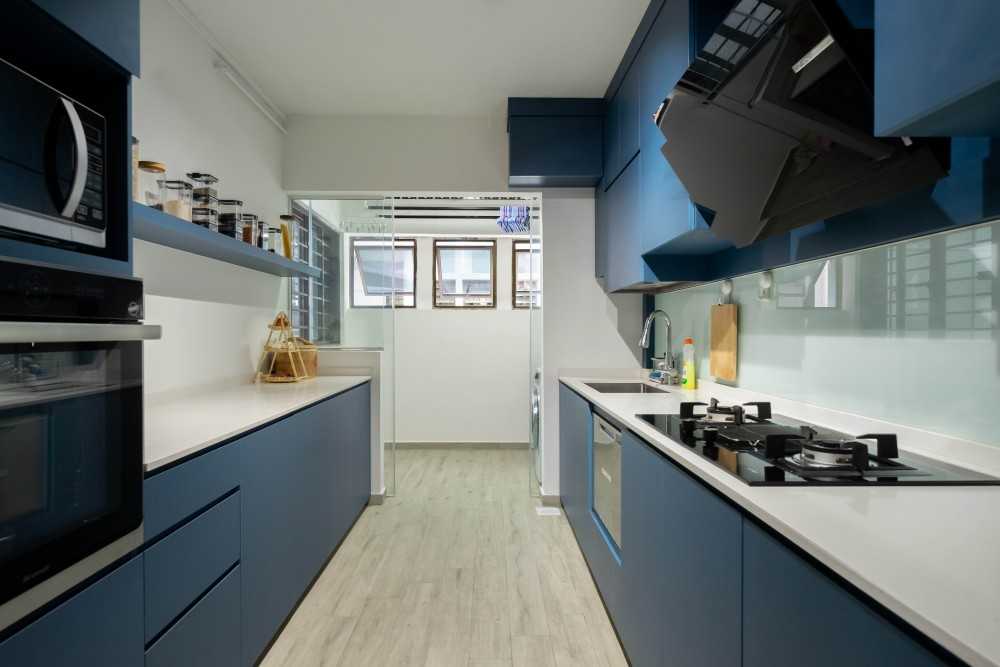 Scandinavian Kitchen with Kitchen Window and Breakfast Counter