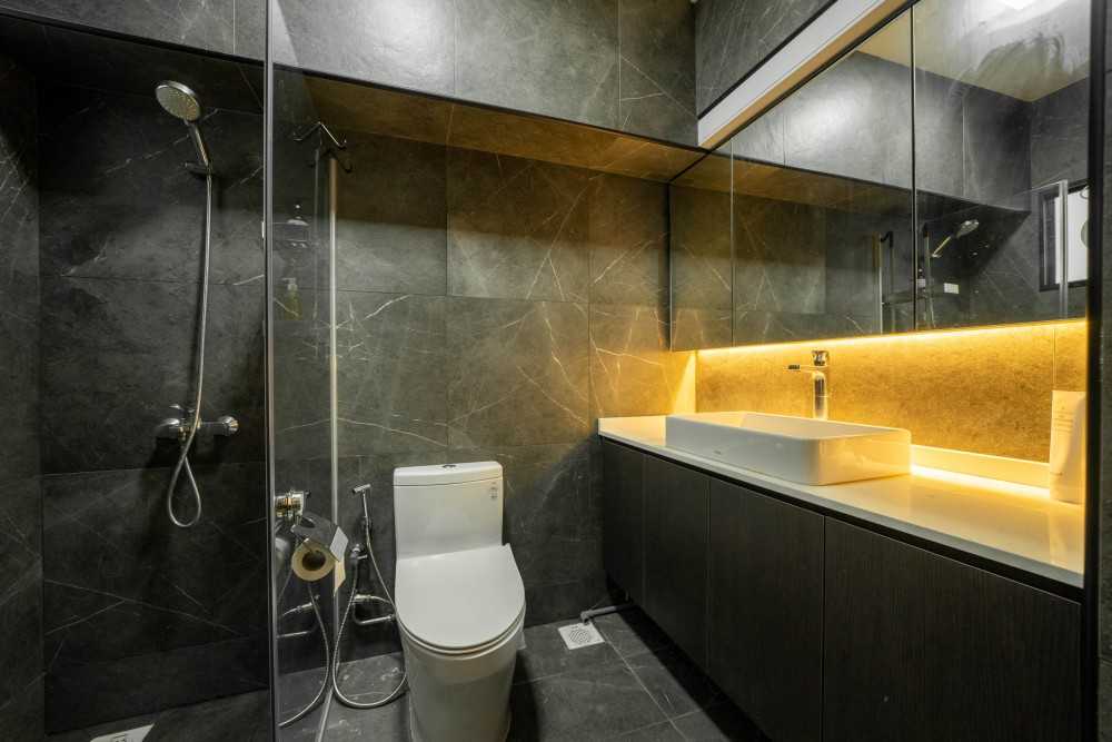 Scandinavian Bathroom with Homogeneous Tiles and Mirror