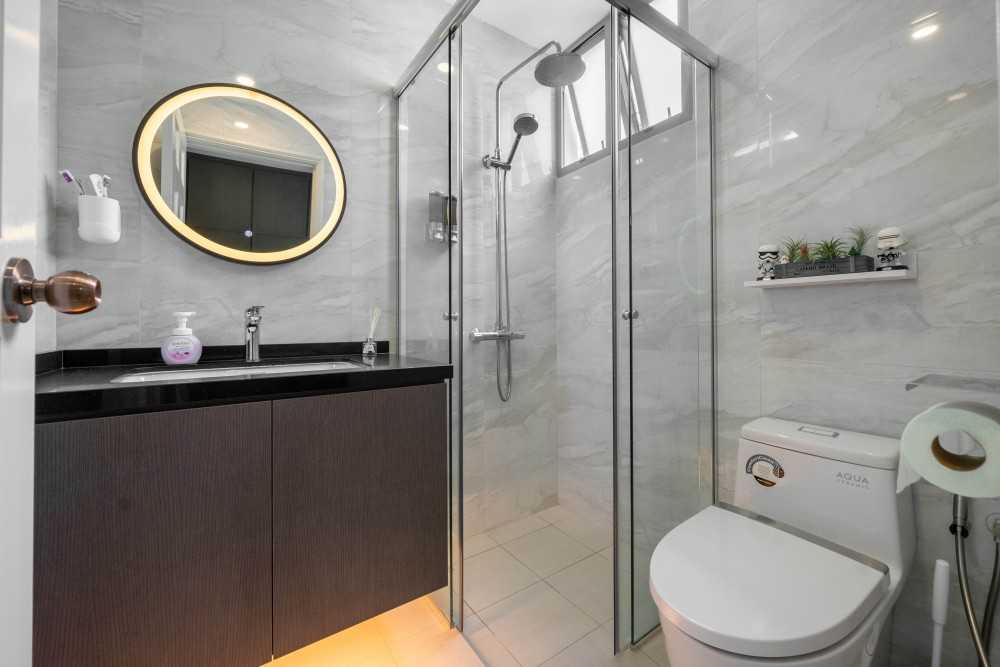 Modern Bathroom with Countertop and Homogeneous Tiles