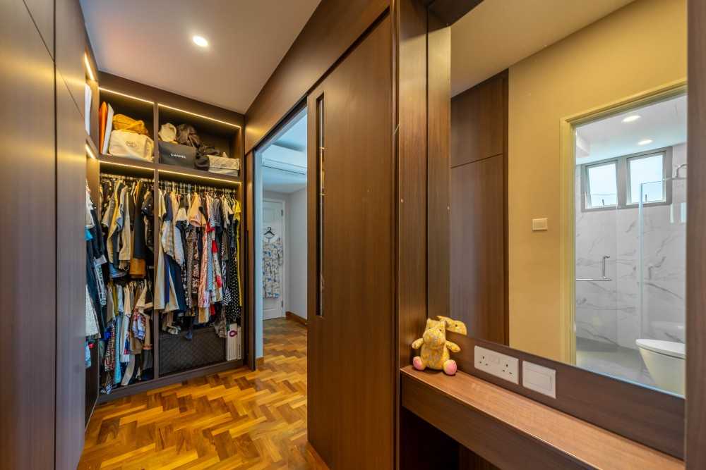 Modern Walk-in Wardrobe with Mirror and Wardrobe