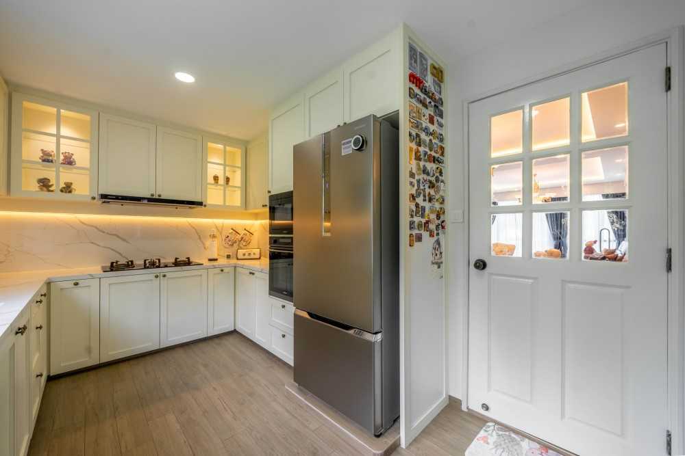 Modern Kitchen with Kitchen Window and Kitchen Island