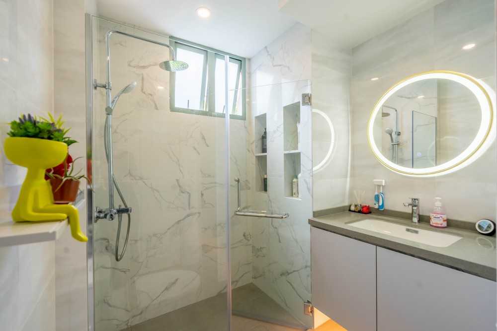 Modern Bathroom with Countertop and Mirror