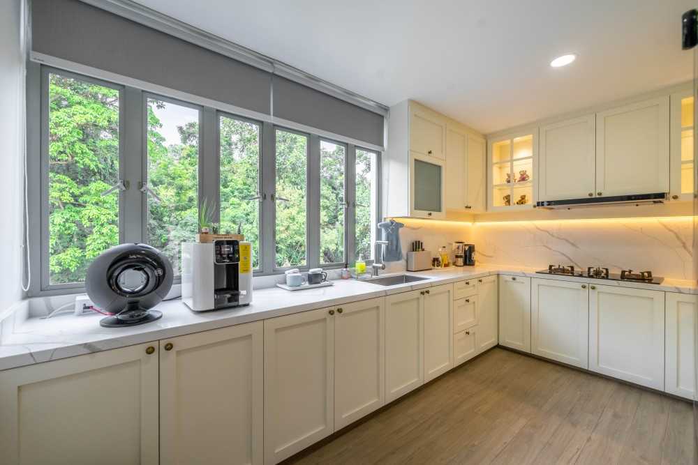 Modern Kitchen with Wood Flooring and Kitchen Window