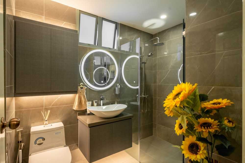 Modern Bathroom with Homogeneous Tiles and Bathroom Storage