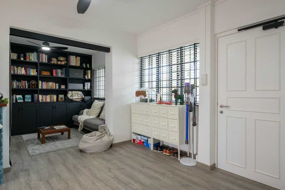 Country Living Room with Vinyl Flooring and TV Console
